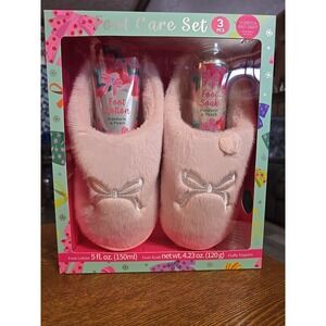 FOOT CARE GIFT 3 PCS SET FOR WOMEN WITH FLUFFY SLIPPERS, FOOT LOTION & FOOT SOAK